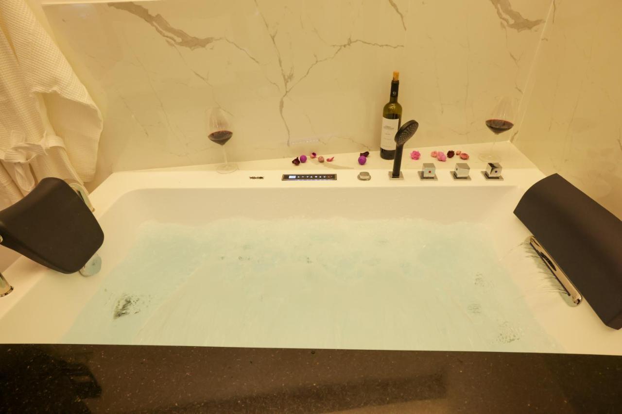 Zeos Finest Jacuzzi Suite Атина Екстериор снимка