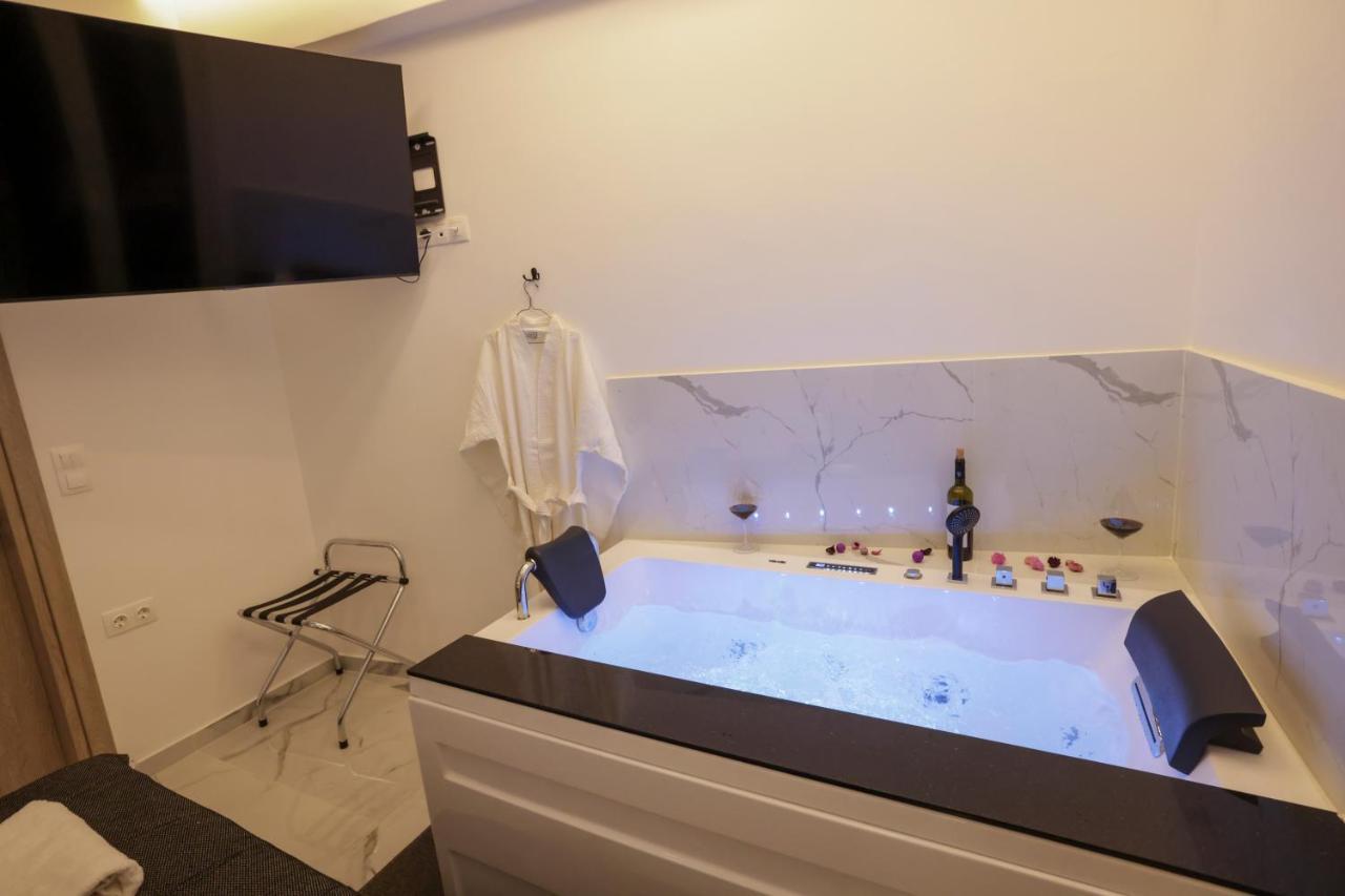 Zeos Finest Jacuzzi Suite Атина Екстериор снимка