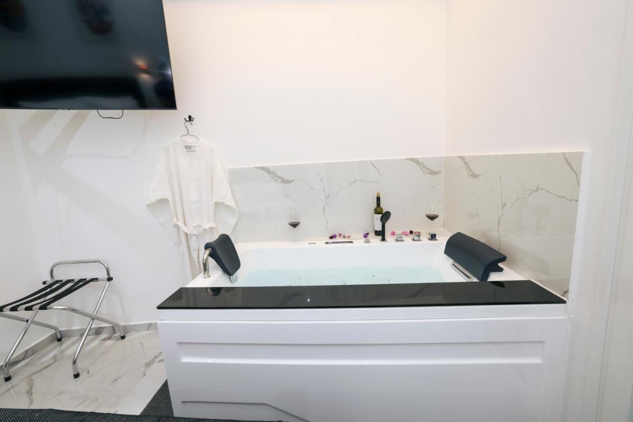 Zeos Finest Jacuzzi Suite Атина Екстериор снимка
